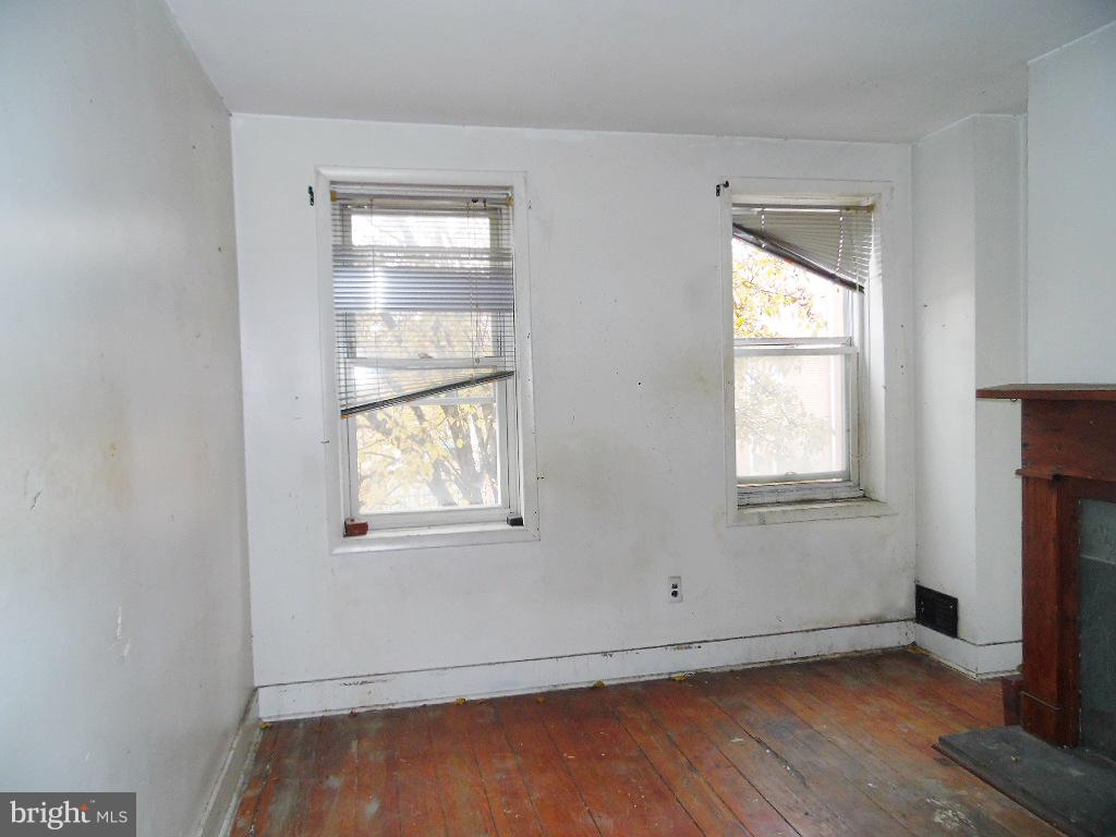 HOLLINS MARKET - Residential