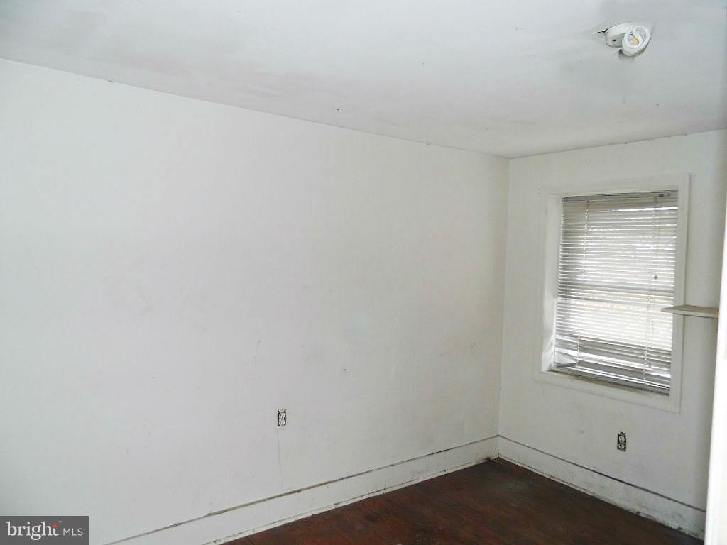 HOLLINS MARKET - Residential