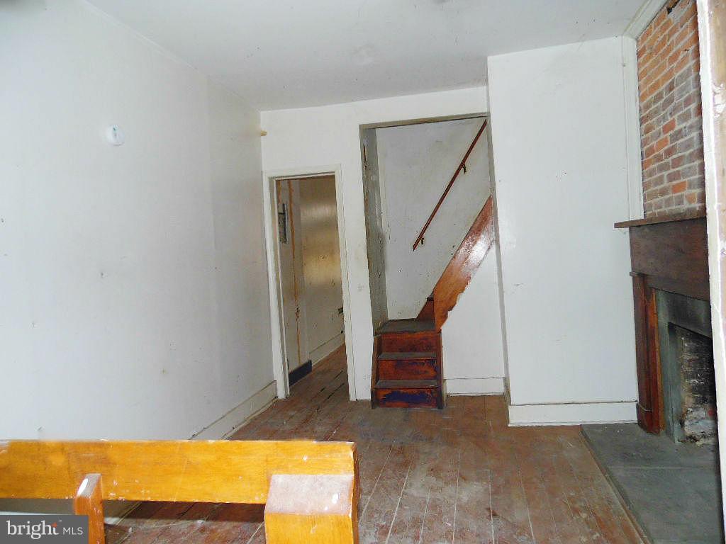 HOLLINS MARKET - Residential