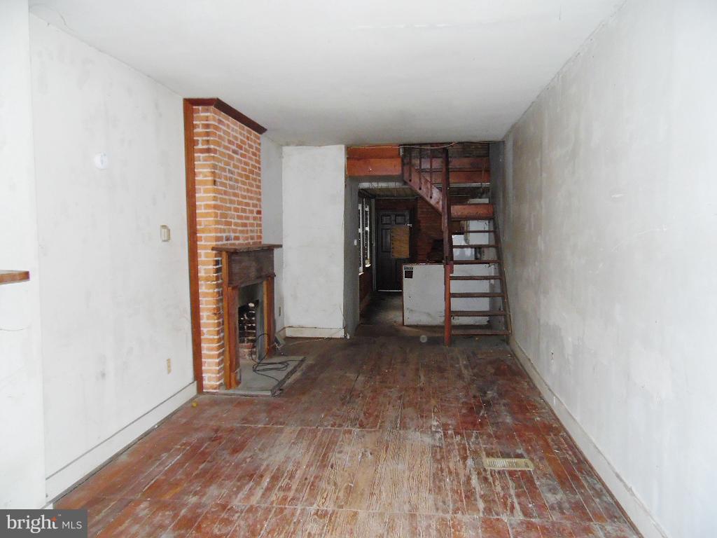 HOLLINS MARKET - Residential