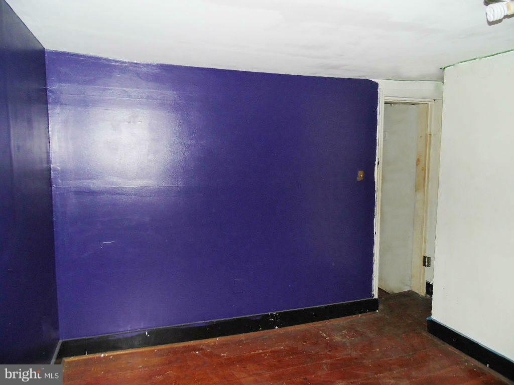 HOLLINS MARKET - Residential