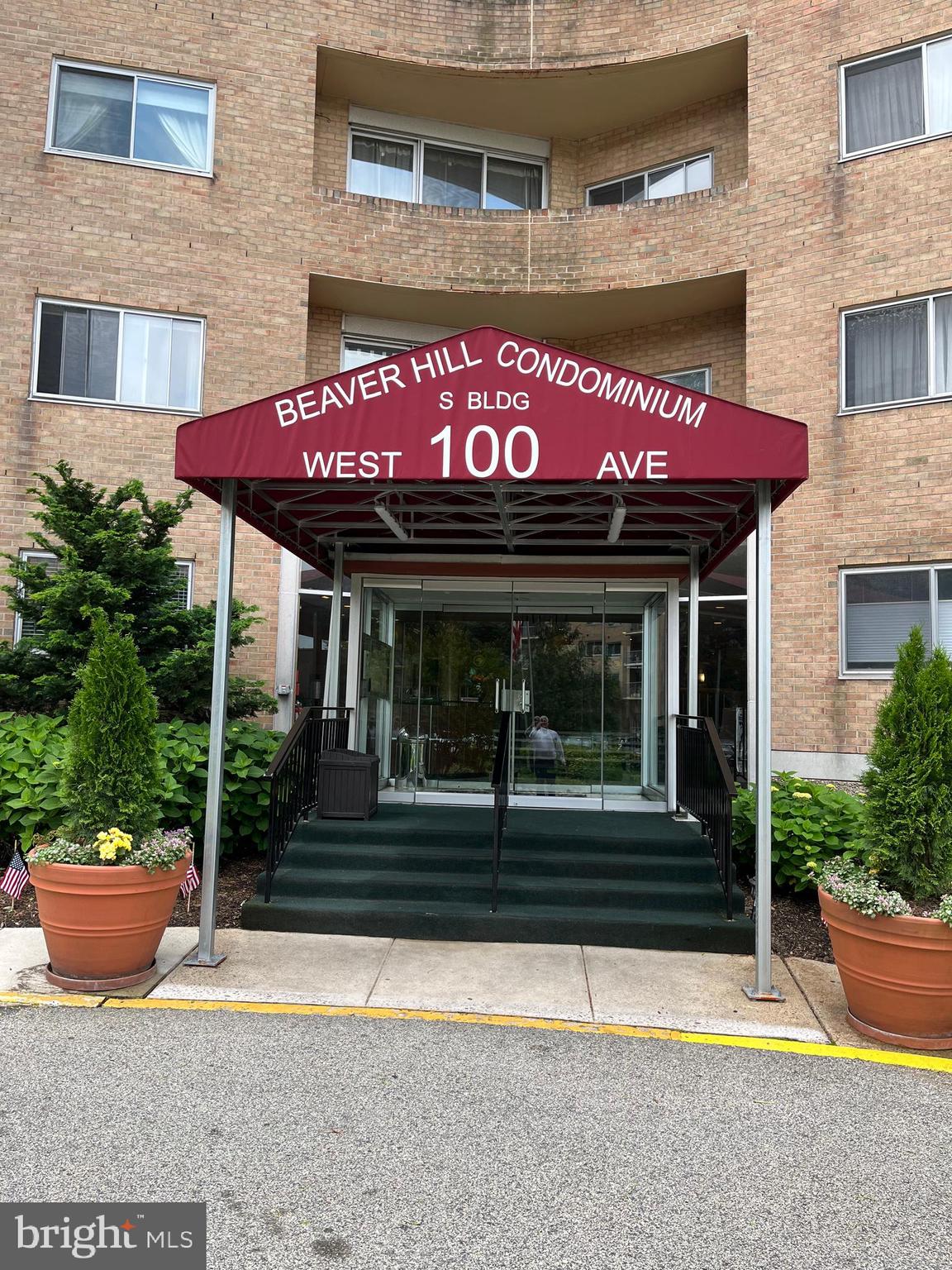 LOCATION, LOCATION, LOCATION , although the address indicates a first floor apartment, this apartment comes out on the second floor. Because of the slope of the ground, the special location of this unit provides elevator-free access and the advantages of a second floor unit and balcony. There are small offices located beneath this apartment. There's no waiting for an elevator- you are elevator free. Your large balcony has been beautifully hand painted. Beaver Hill South building is the closest to the train station. This unit has spacious bedrooms with a master bath and hall bath.
There is fresh paint throughout ( May 2025 ) as well as neutral soft plush carpeting throughout ( May 2025 ). Wonderful bookcase style storage units. Heat and electric for air conditioning are included in your monthly fee as well as water. ENJOY having your unit as cold or as warm as you want. Underground parking, subject to a waiting list is $75.00 per month. Pool cost $120 per season or $45/month. Again, LOCATION: Beaver Hill is located in Jenkintown with highly ranked schools and close to Jenkintown's charming shops and restaurants. A hop skip and jump by train to Center City. This apartment has it all!