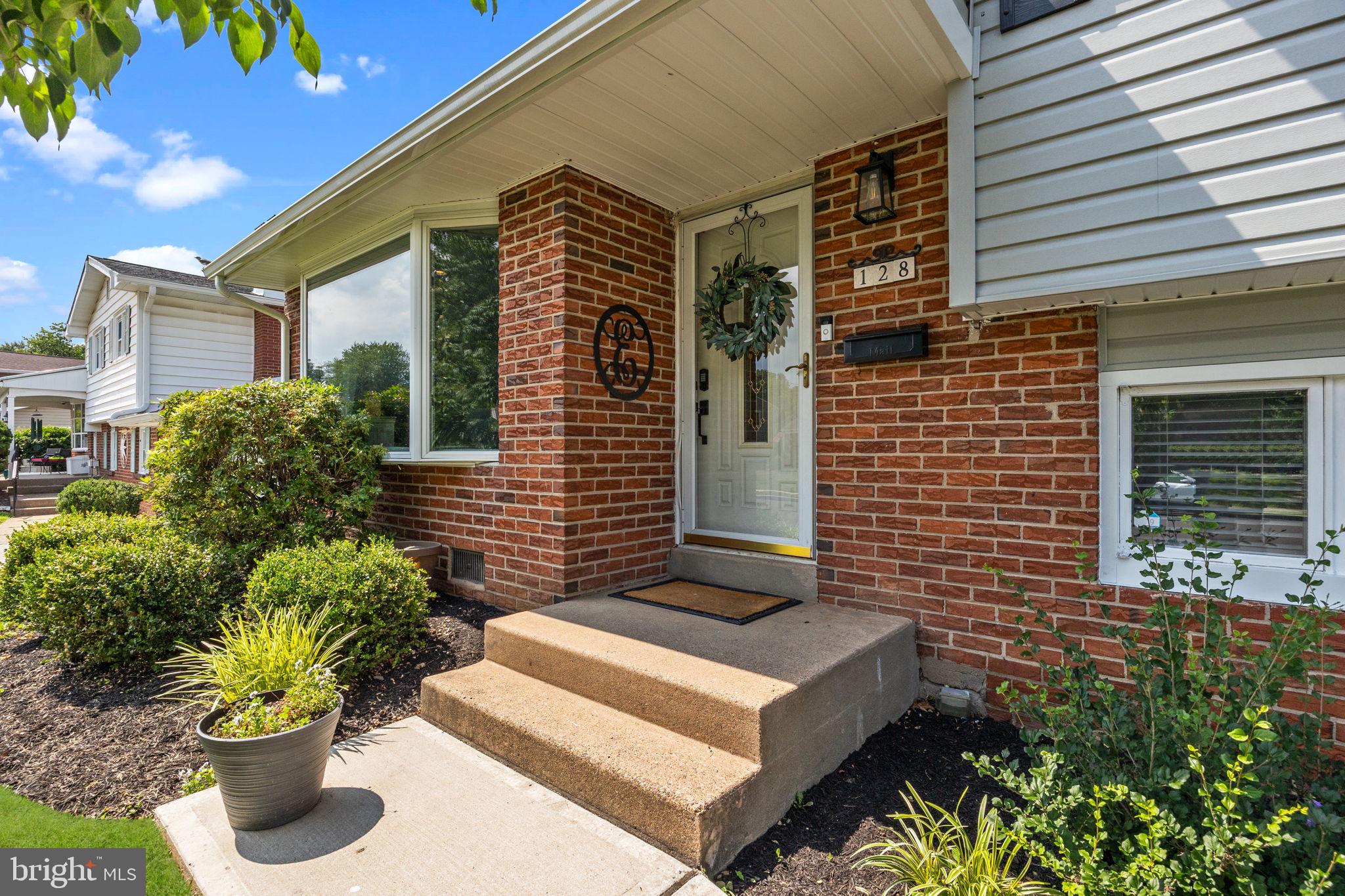 128 HEDGEROW DRIVE