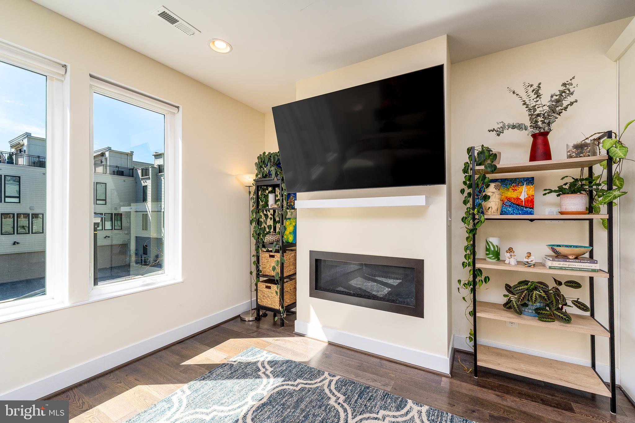 LOCUST POINT - Residential