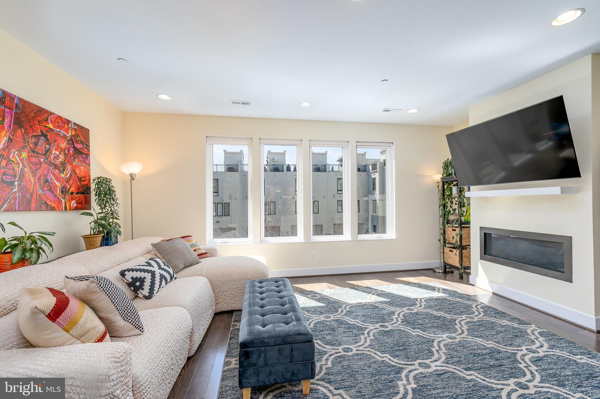 LOCUST POINT - Residential