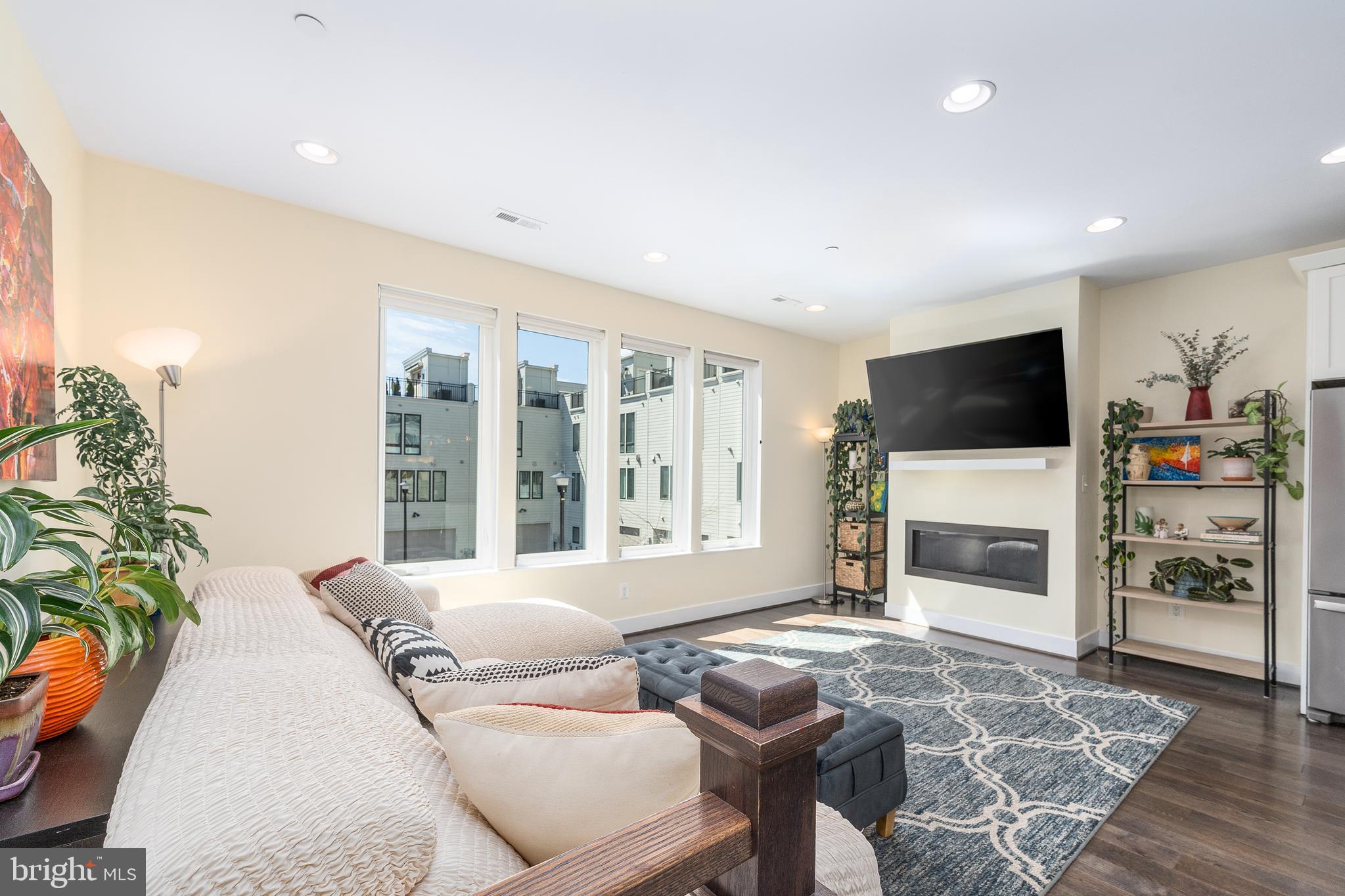 LOCUST POINT - Residential