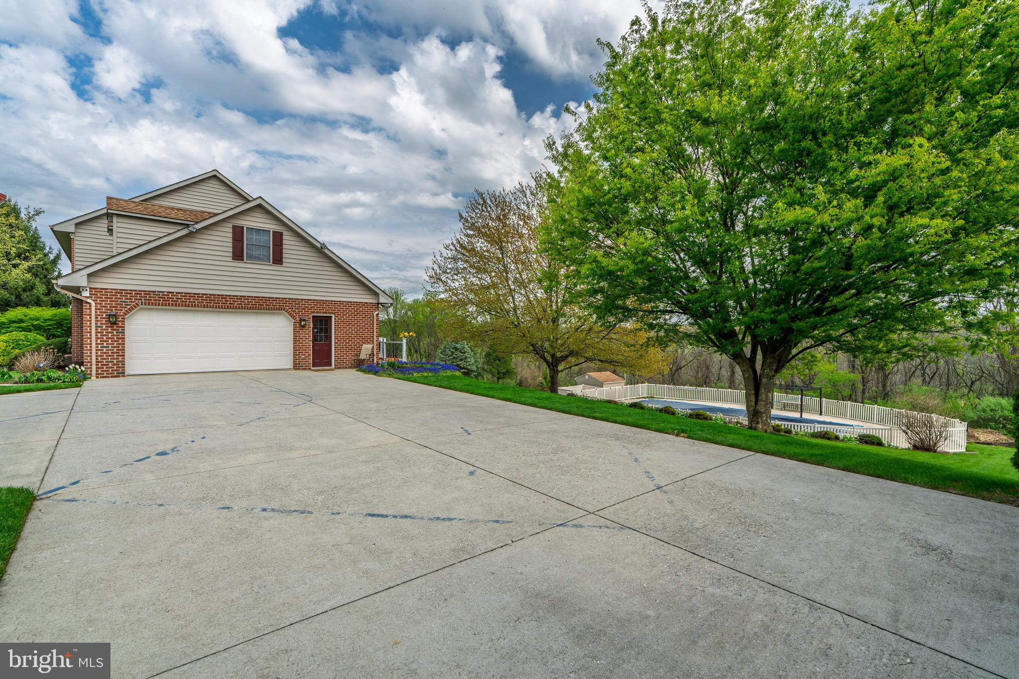 COUNTRY MANOR ESTATES - Residential