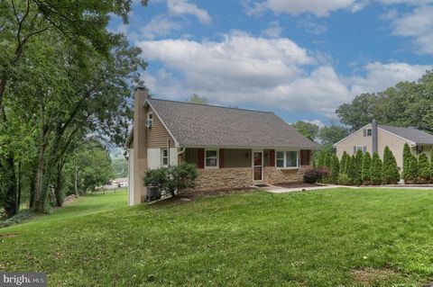 Photo of 550 BLUE LAKE RD, DENVER, PA 17517 (MLS # PALA2037130)