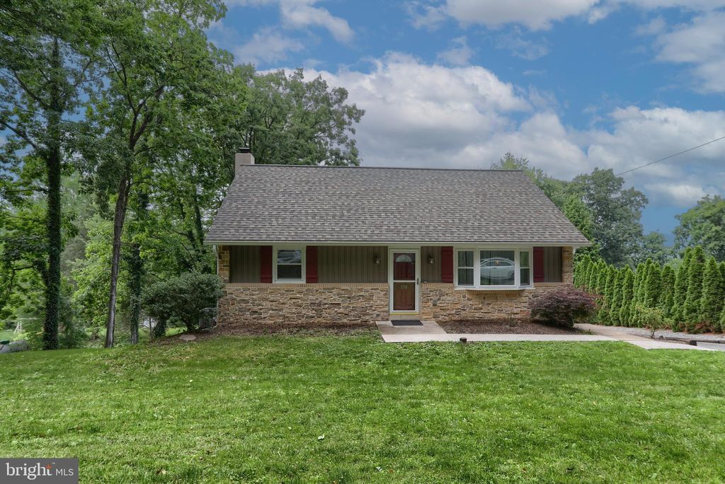 Photo of 550 BLUE LAKE RD, DENVER, PA 17517 (MLS # PALA2037130)