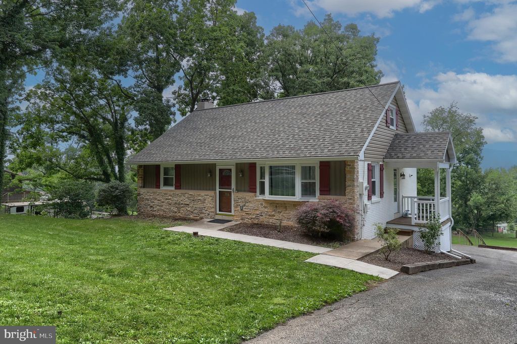 Photo of 550 BLUE LAKE RD, DENVER, PA 17517 (MLS # PALA2037130)