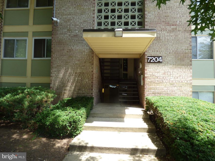 Big two Bedroom one Bath condo in Holly Hill! Nice laminate flooring and all fresh paint. Kitchen has SS appliances, ceramic tile floors and Granite counter tops! Great looking back splash and maple natural cabinets. Separate dining room with ceiling fan and balcony access. Huge living room with wall of windows! Balcony is over sized, private and view of trees! Two big bedrooms and nice updated bathroom! Window treatments, lots of closets and great location!!