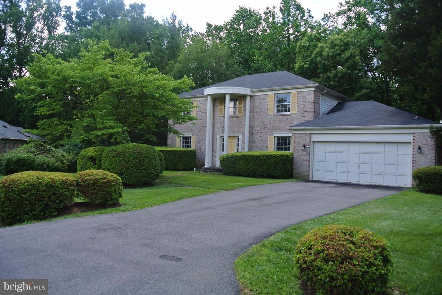 ONE OF MCLEAN'S FINEST AND QUIET NEIGHBORHOOD. WELL MAINTAINED HOME READY TO MOVE IN. HUGE ROOMS. FRESHLY PAINTED, NEW CARPET, NEW STAINED WOOD FLOOR, RENOVATED KITCHEN WITH GRANITE COUNTERS. HUGE SIZE BEDROOMS. EXTRA ROOMS AT THE BASEMENT. FULL SIZE BREAKFAST ROOM AND LAUNDRY ROOM. SPACIOUS LIVING ROOM AND FAMILY ROOM WITH FP AND WET BAR. ACCESS TO SHOPPING CENTERS AND MAJOR HWYS.