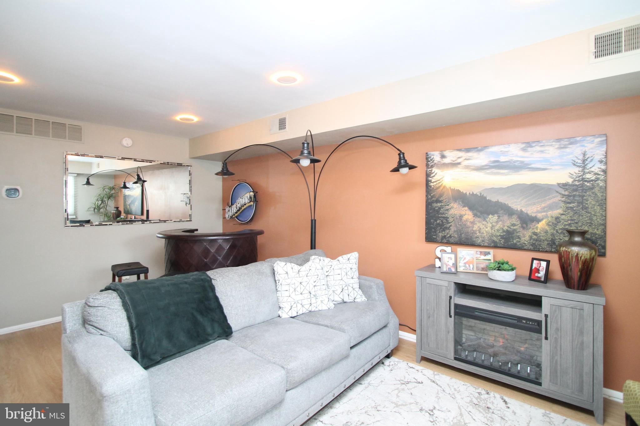 1111C W AARON DRIVE