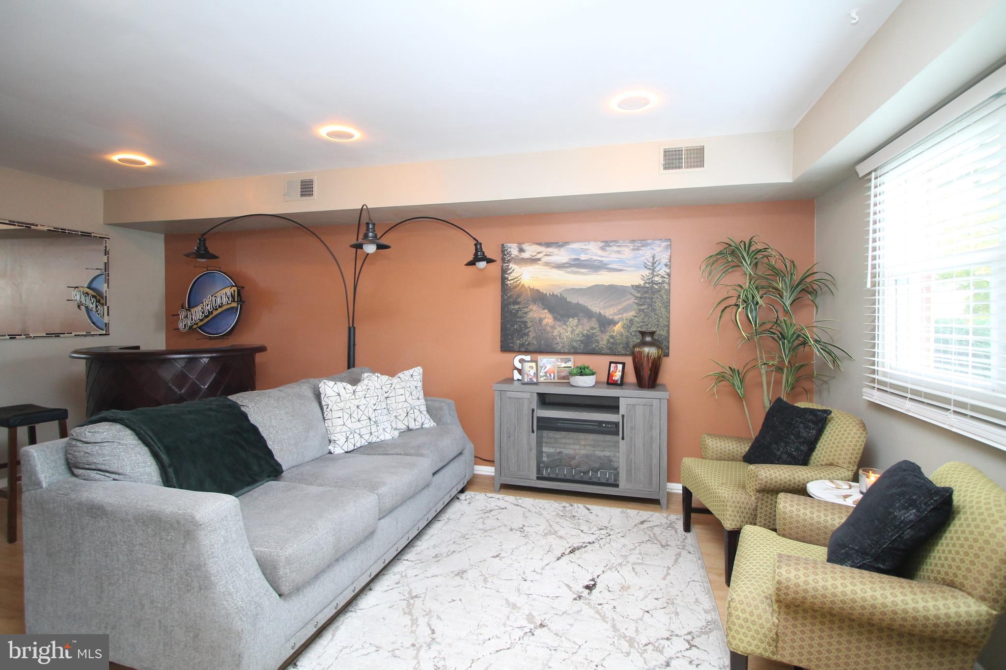 1111C W AARON DRIVE