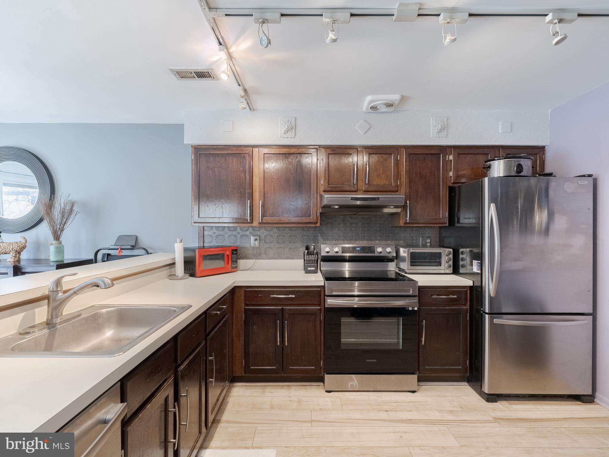 SAW MILL VALLEY - Residential