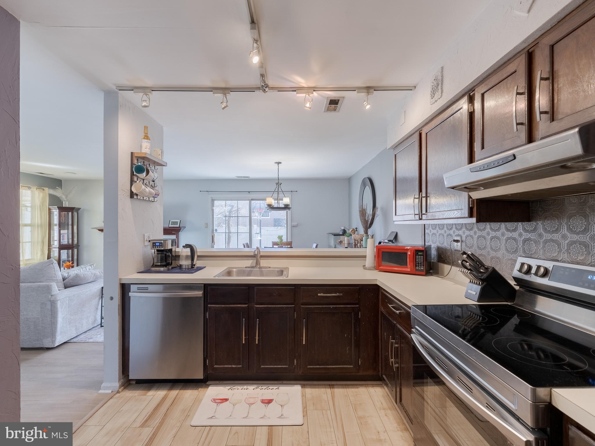 SAW MILL VALLEY - Residential