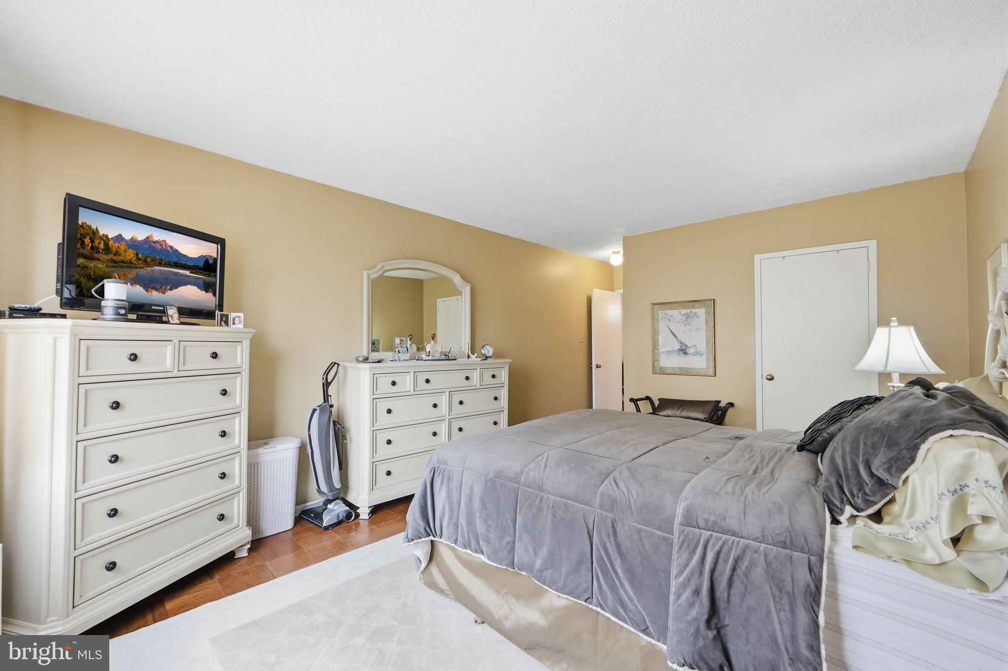 SKYLINE PLAZA - Residential