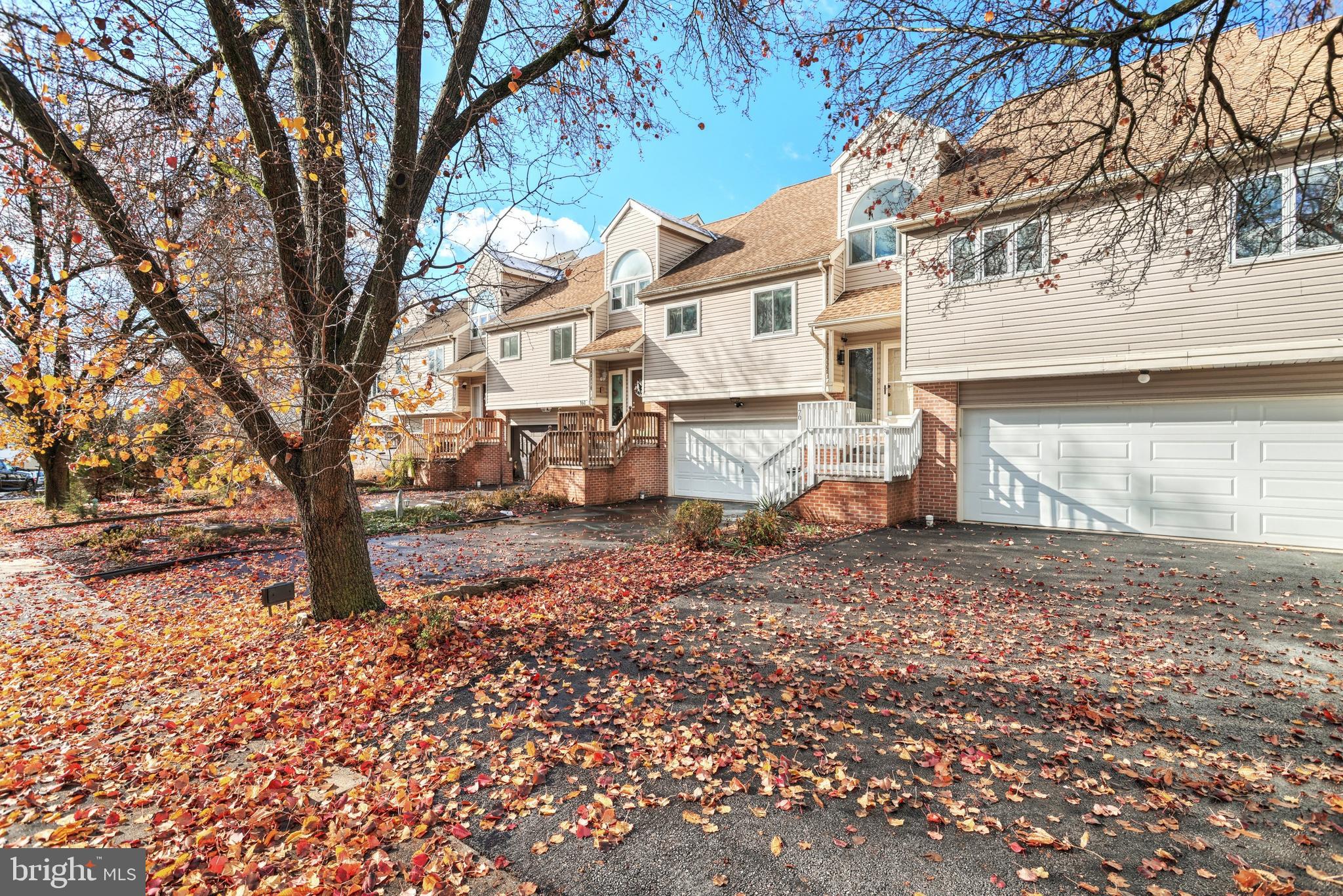 WOODLAND HILLS - Residential
