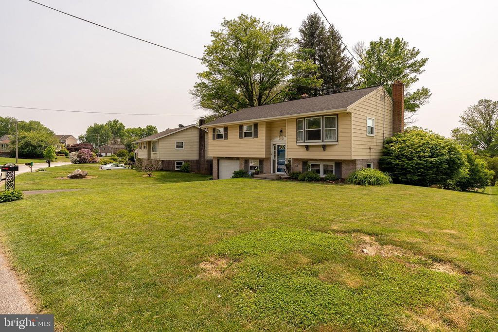 Photo of 272 LONGFELLOW DR, LANCASTER, PA 17602 (MLS # PALA2035216)