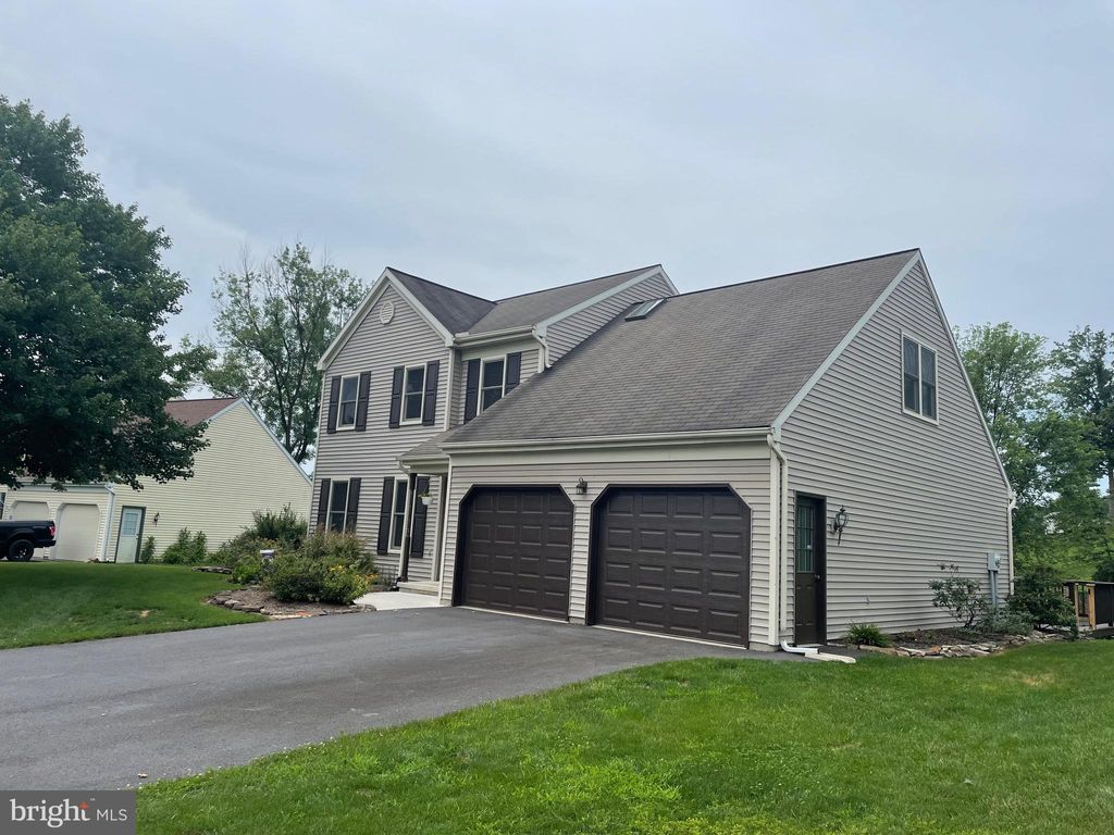 Photo of 678 BUCKINGHAM BLVD, ELIZABETHTOWN, PA 17022 (MLS # PALA2038818)