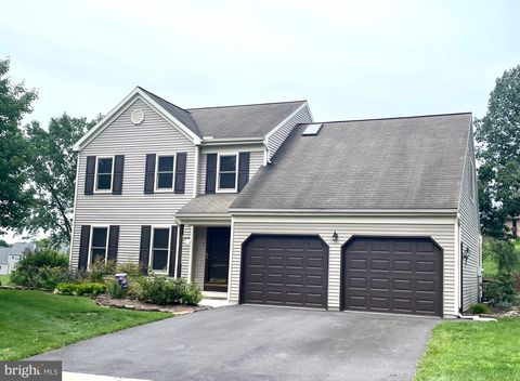 Photo of 678 BUCKINGHAM BLVD, ELIZABETHTOWN, PA 17022 (MLS # PALA2038818)