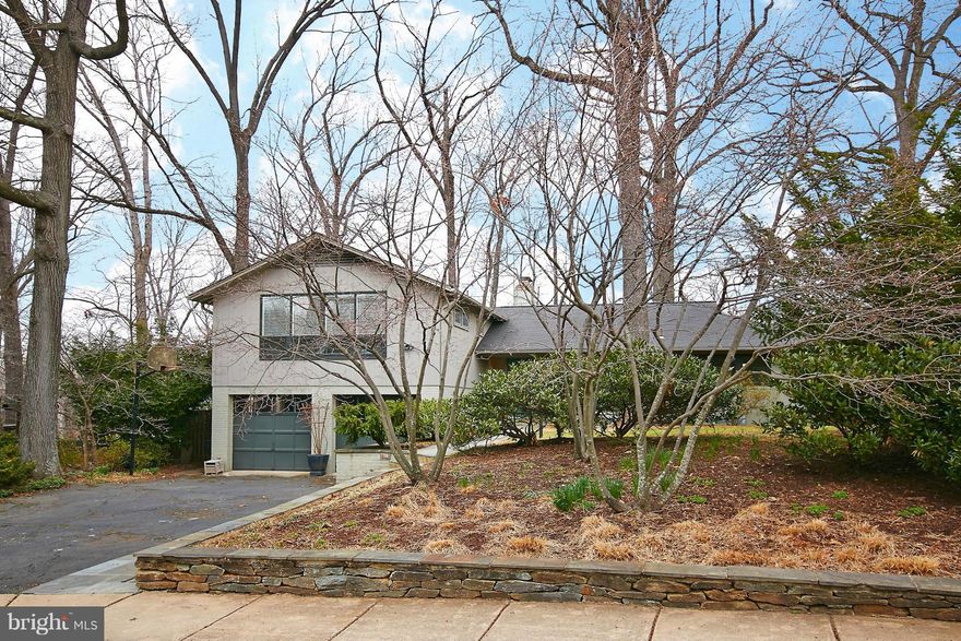 Feels like home!  Looking for convenience? Quiet Street? Curb appeal? Spacious open floor plan? Like to cook so you want a chef's kitchen? Like to relax and entertain?  Need a home office? Everyone likes a screen porch!  Custom patios are perfect for outdoor entertaining.  Want a 2 car garage?  You MUST  see this 4+ bedroom contemporary split level home.  SPECTACULAR Grounds..private setting. WOW!