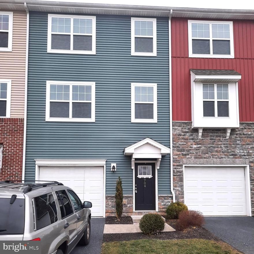 Beautiful townhome available in the very popular Admirals Quay development. With over 2200 sq. ft of living space, granite countertops and laminate flooring on the second floor. There is also a first-floor bonus room for storage or extra living space.