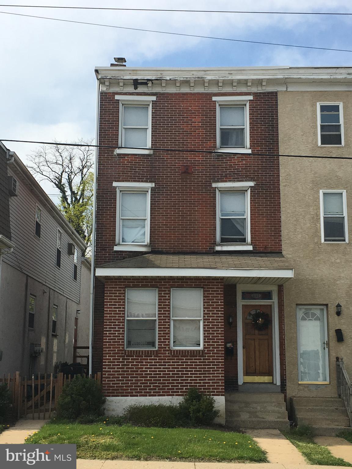 STUDENT RENTAL
Available now. This spacious student rental is within a short walking distance into town to all the local restaurants and local shopping stores. The apartment comes with a spacious backyard patio area, perfect for outdoor activities. Washer/dryer is included. Off street parking included. The house also comes with a dishwasher, and extra storage space.