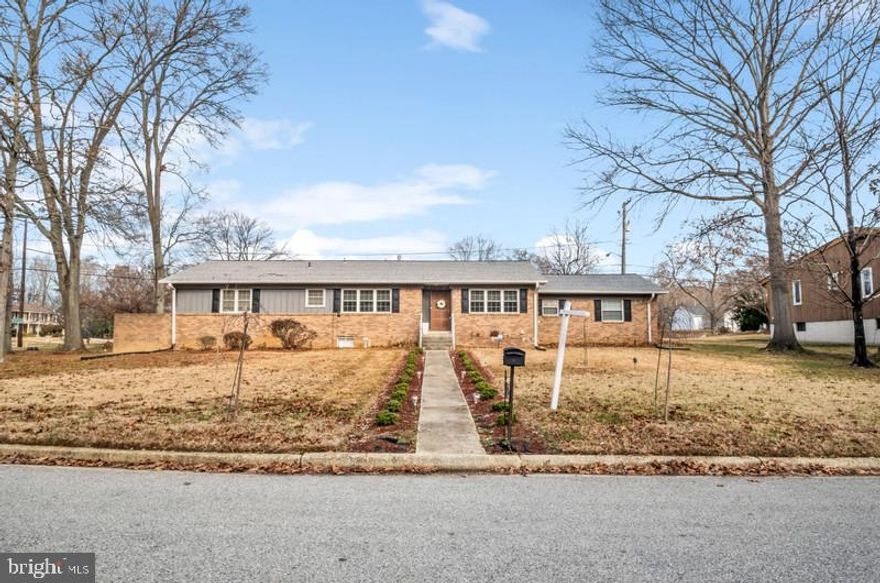 Wow,this one is here waiting for you,let me say this one is one you have to see,,located in the sought after Tantallion,where do I start?Boaters and golfers paradise,beautiful rambler.Close to everything National Harbor MGM.