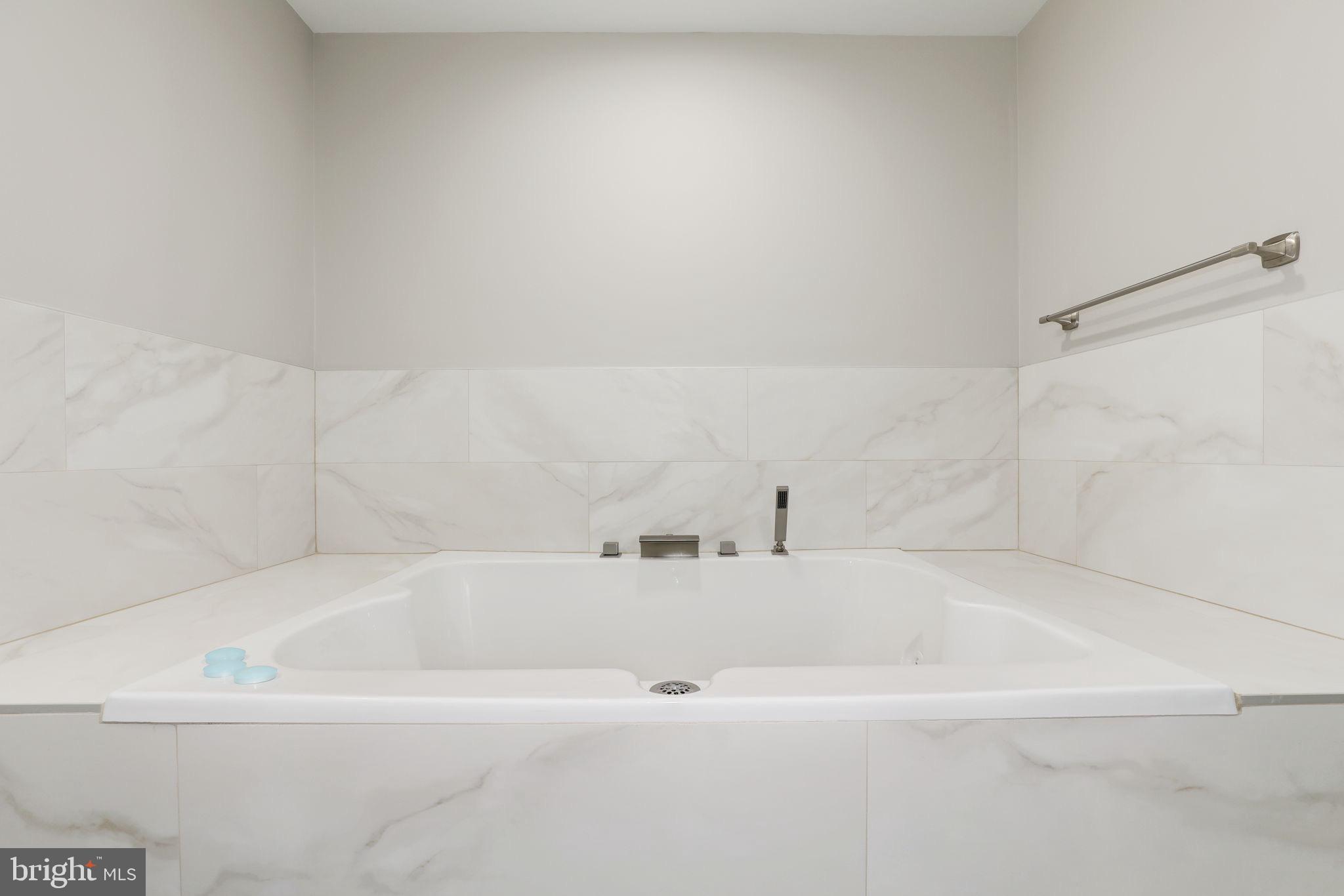 HOLLY POINTE - Residential Lease