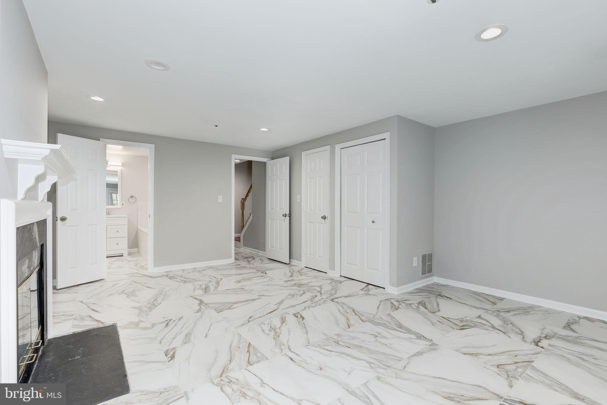 HOLLY POINTE - Residential Lease