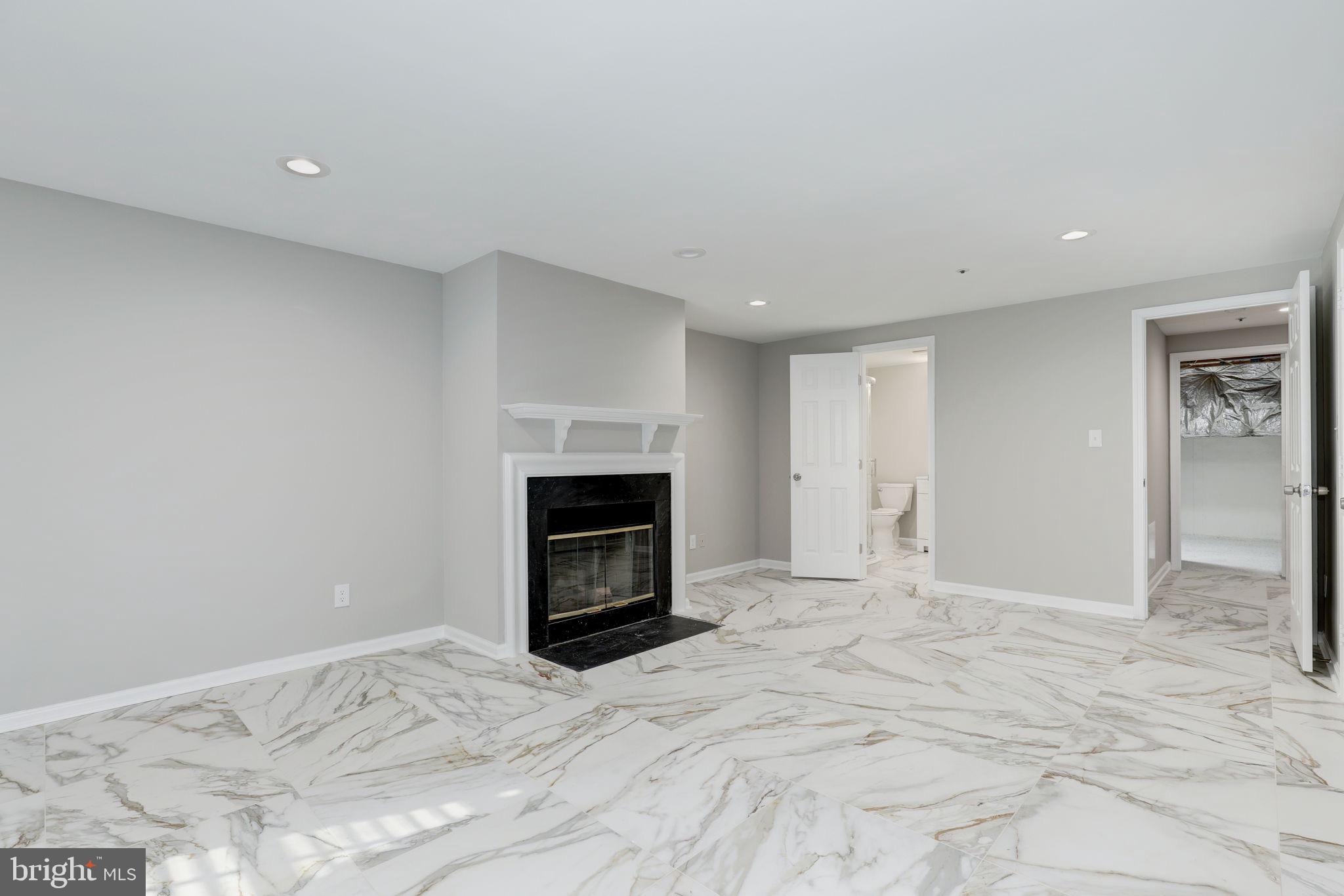 HOLLY POINTE - Residential Lease