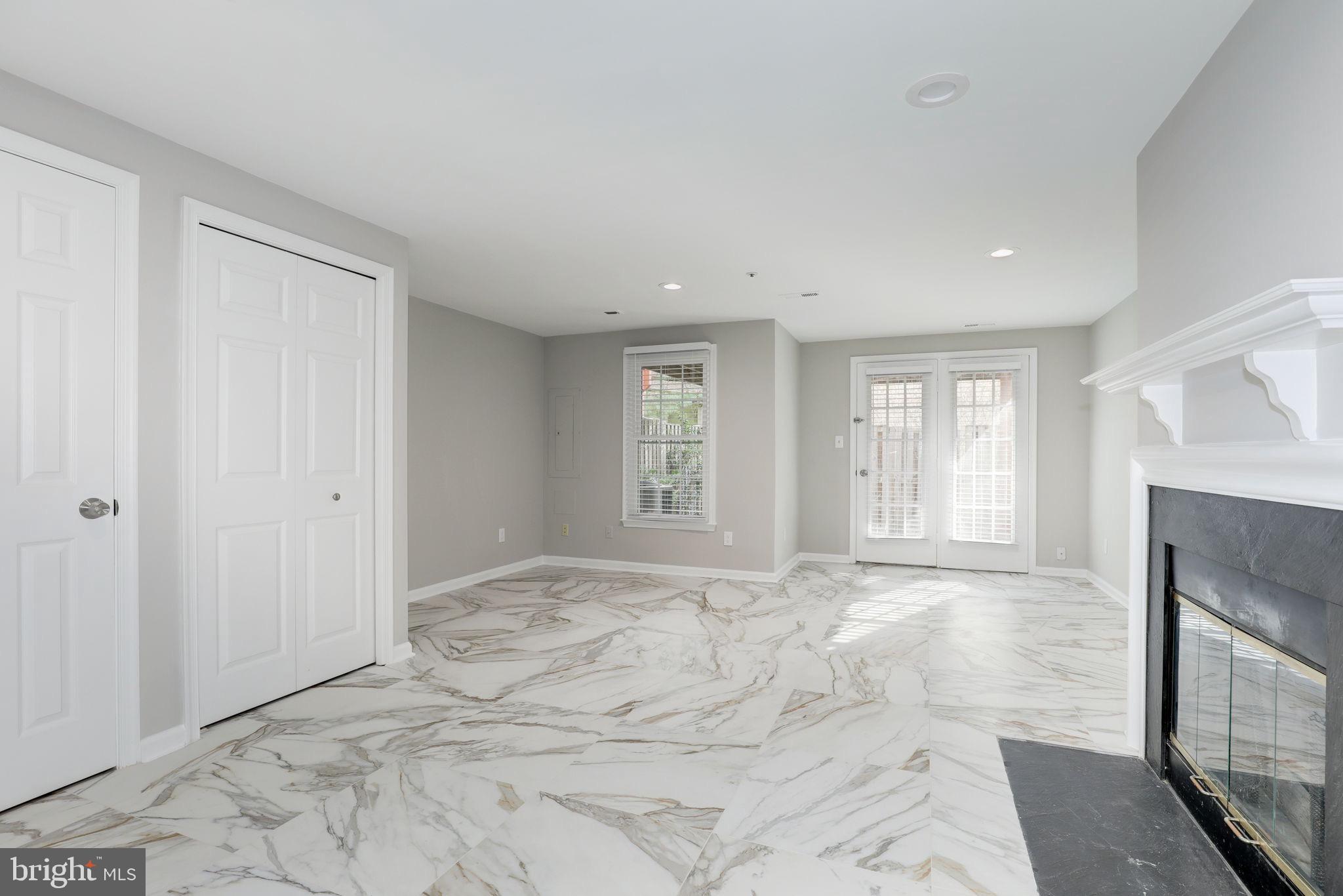 HOLLY POINTE - Residential Lease