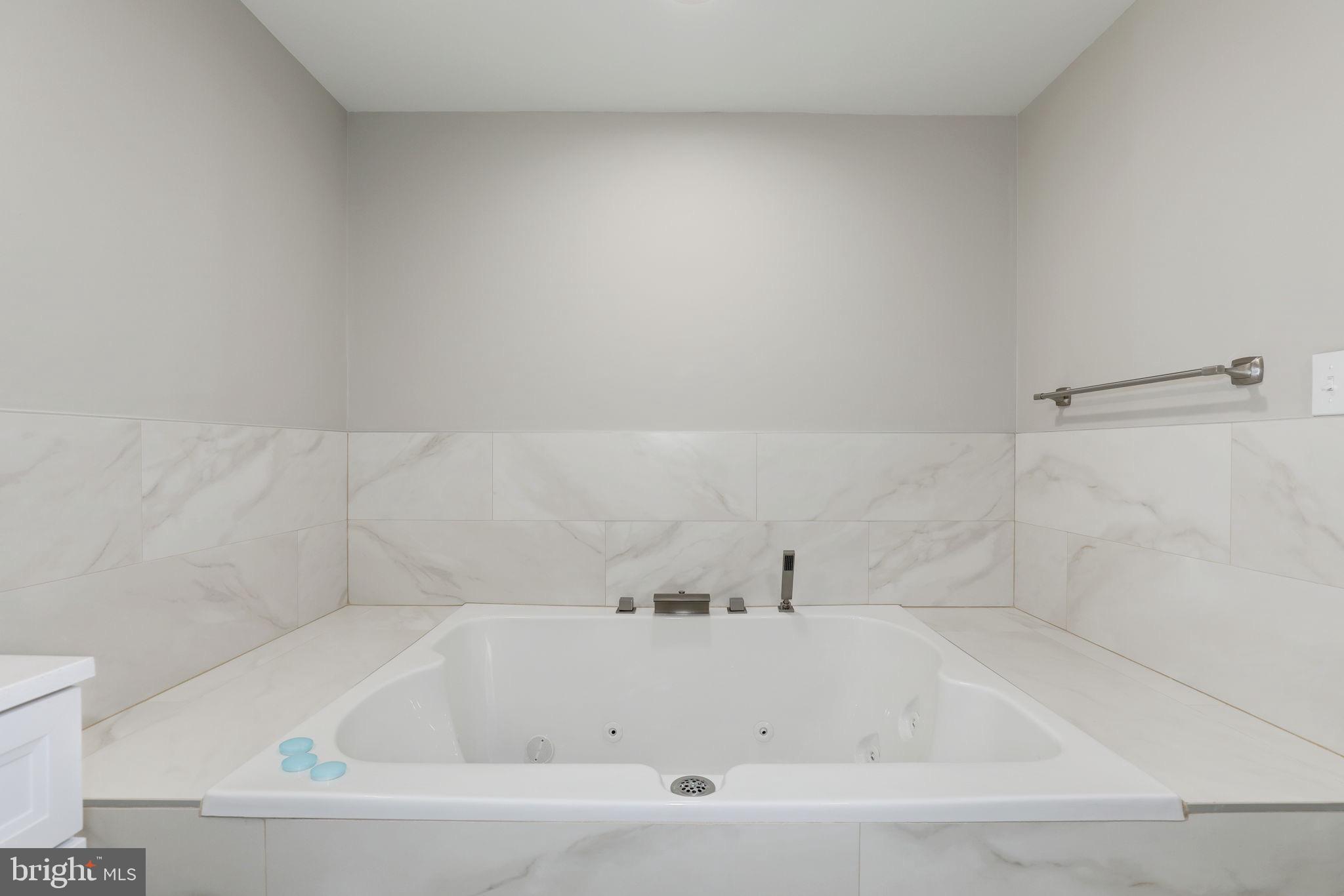 HOLLY POINTE - Residential Lease