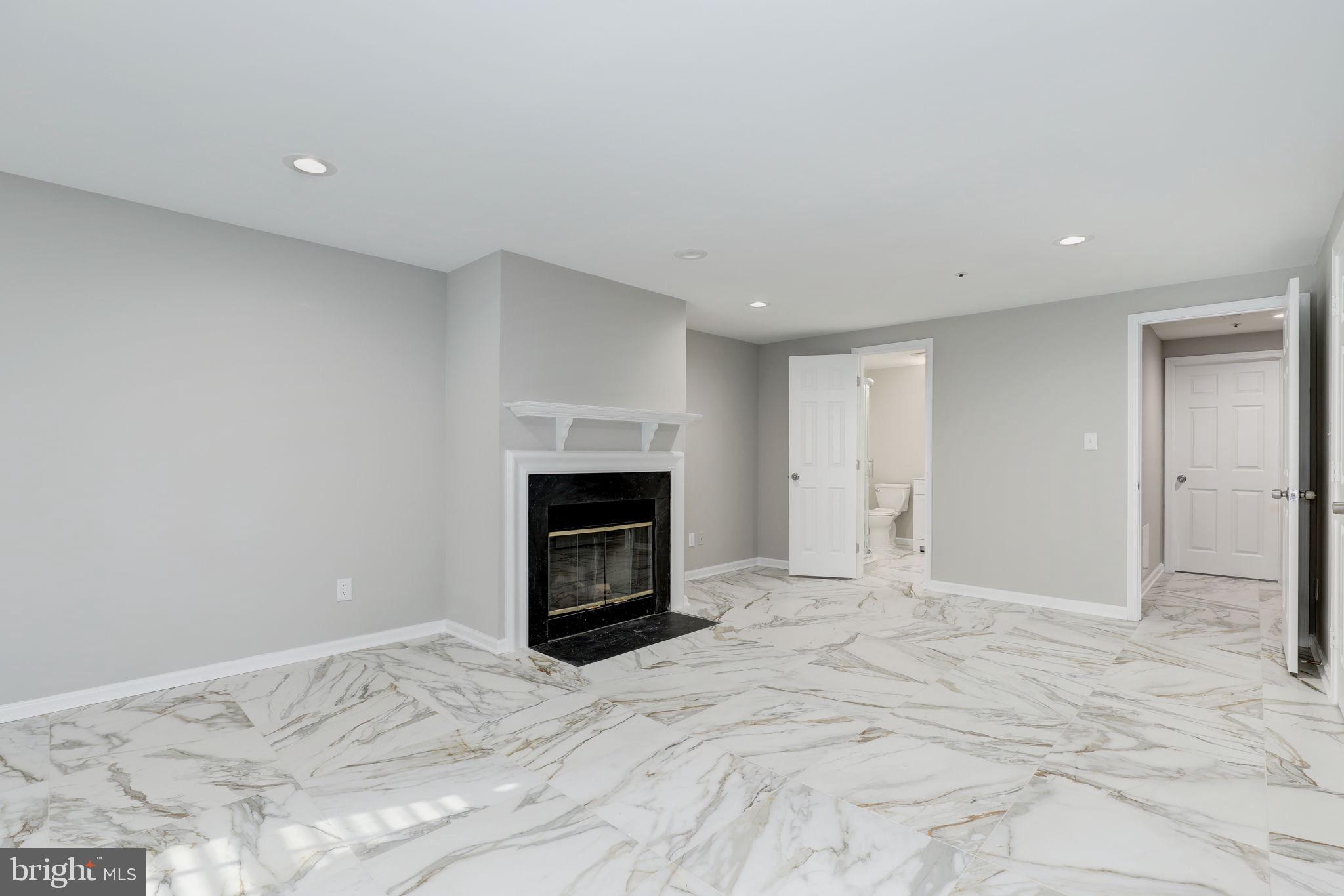 HOLLY POINTE - Residential Lease