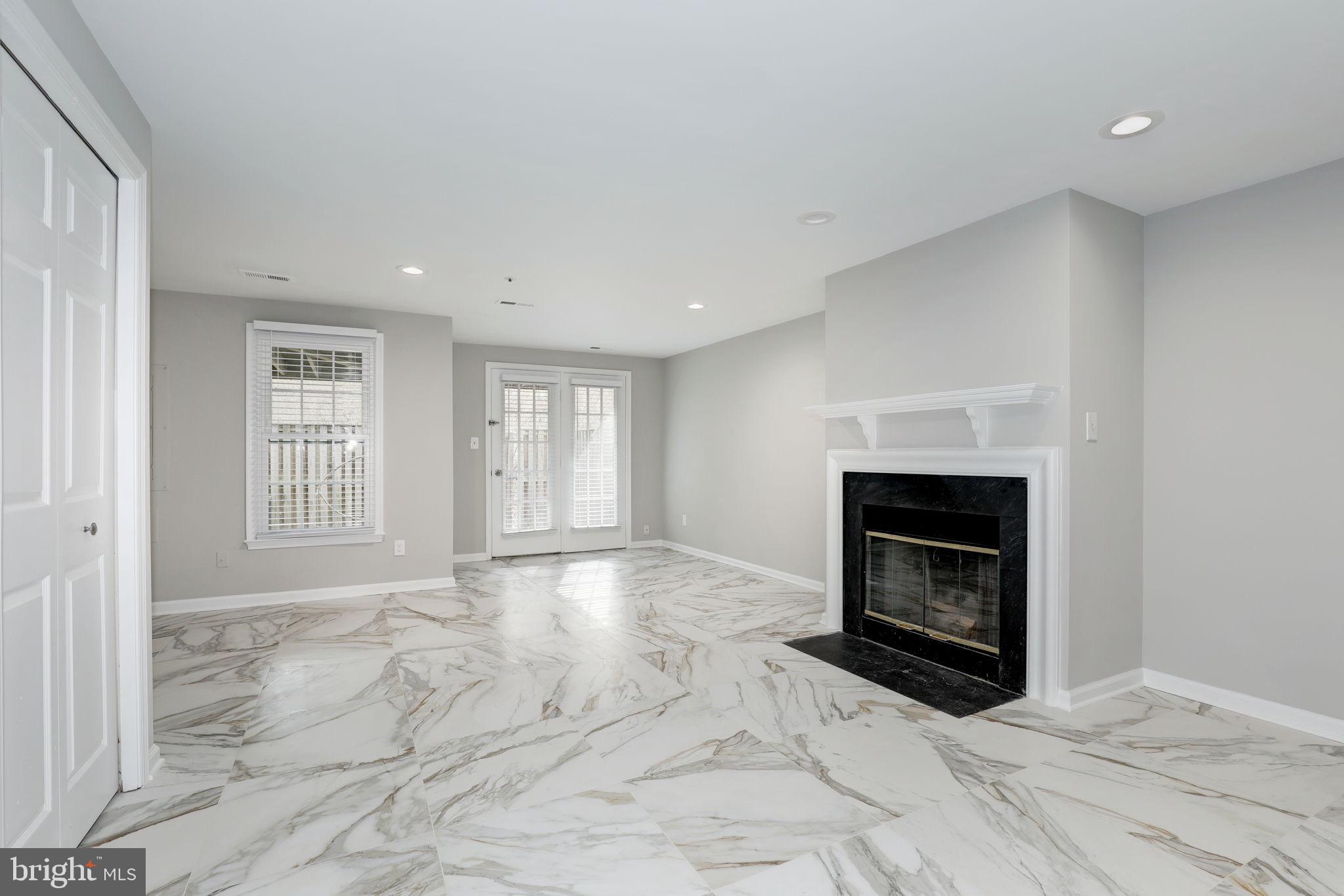 HOLLY POINTE - Residential Lease