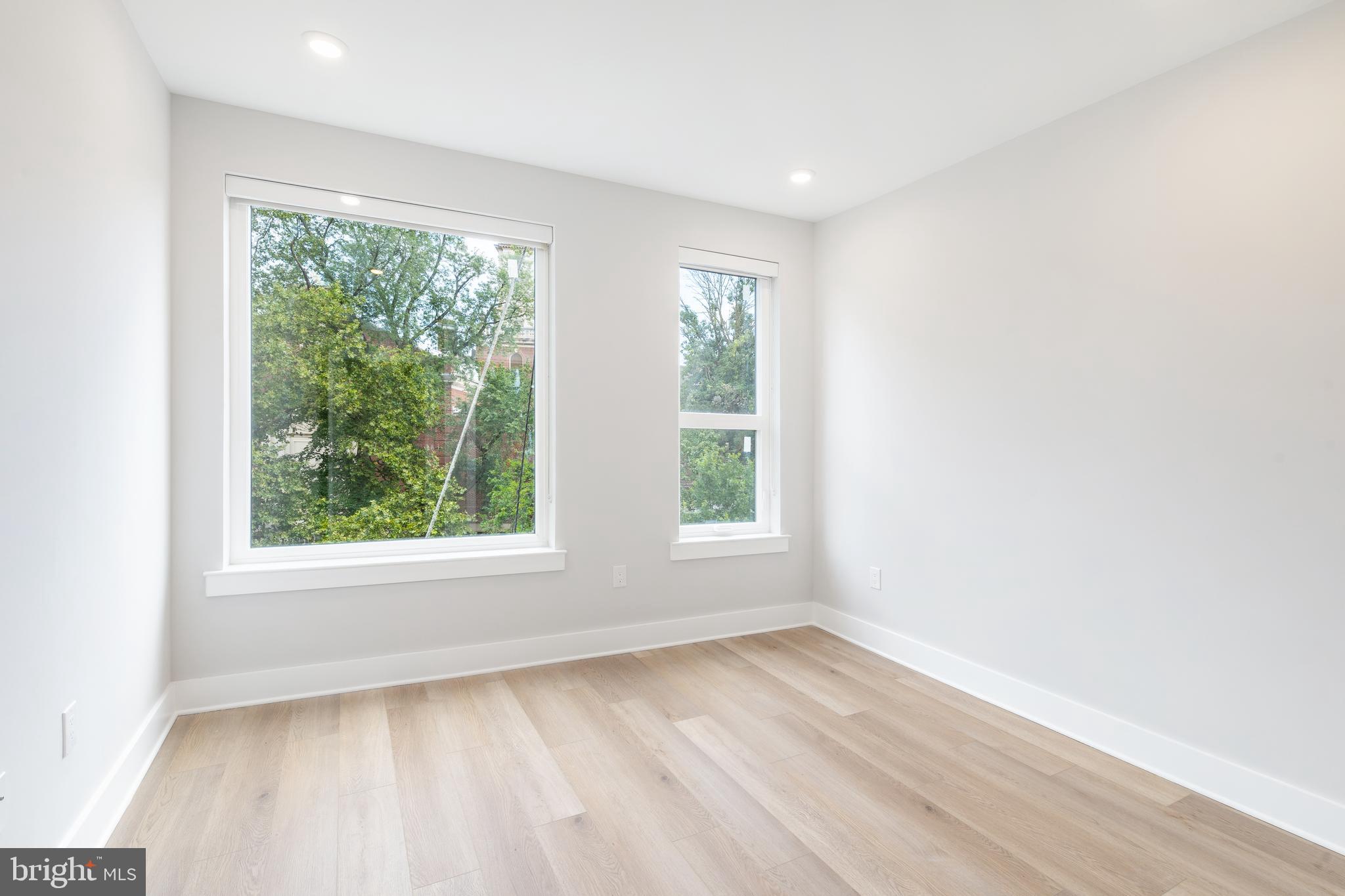 EAST FALLS - Commercial Sale