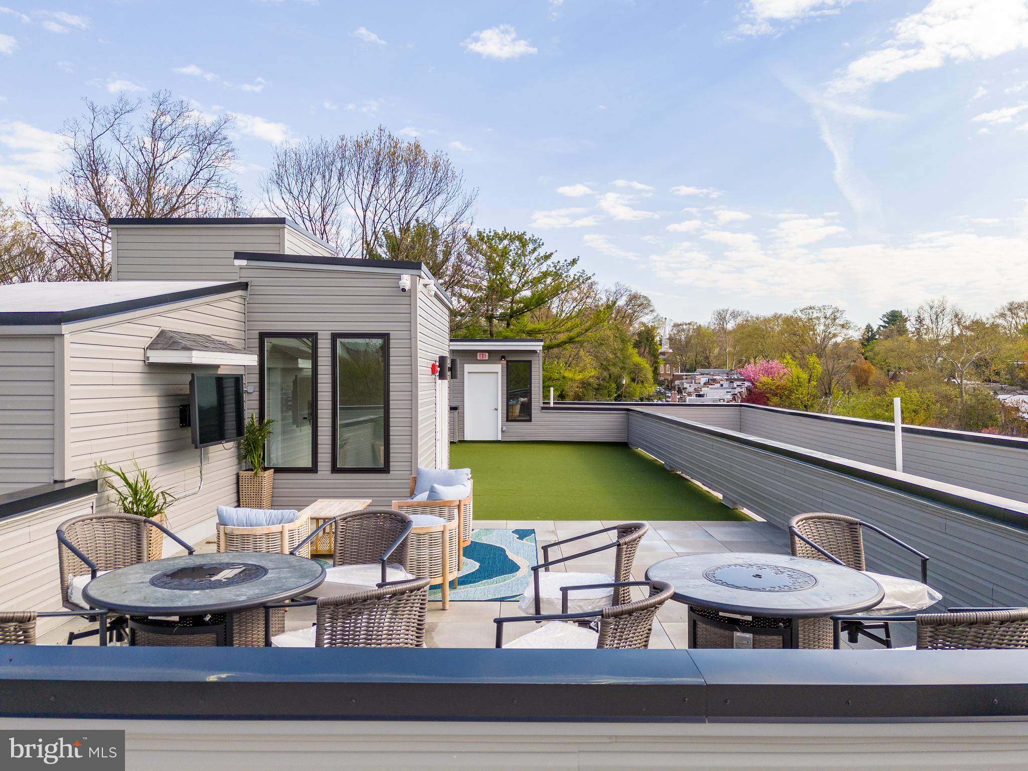 EAST FALLS - Commercial Sale