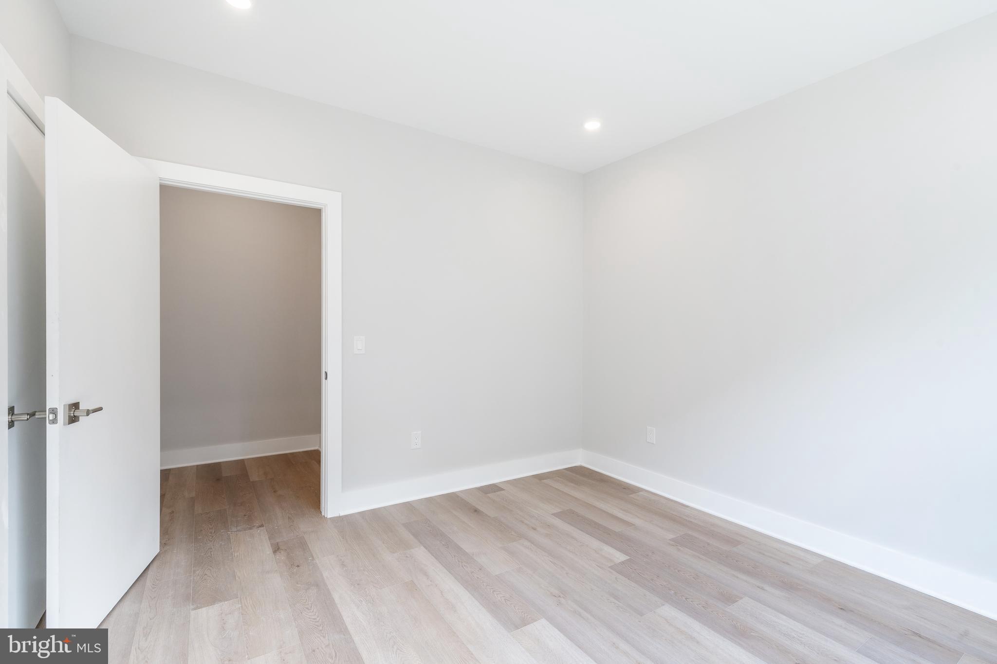 EAST FALLS - Commercial Sale