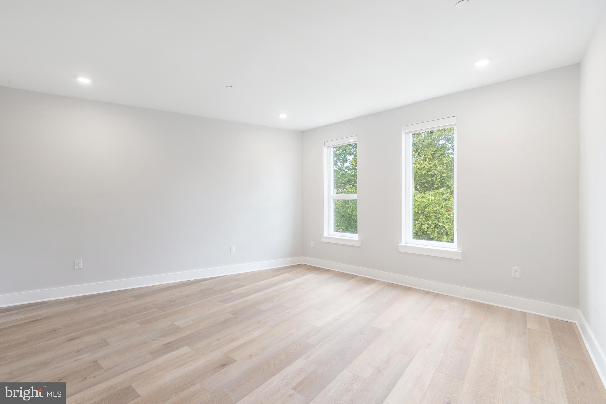 EAST FALLS - Commercial Sale