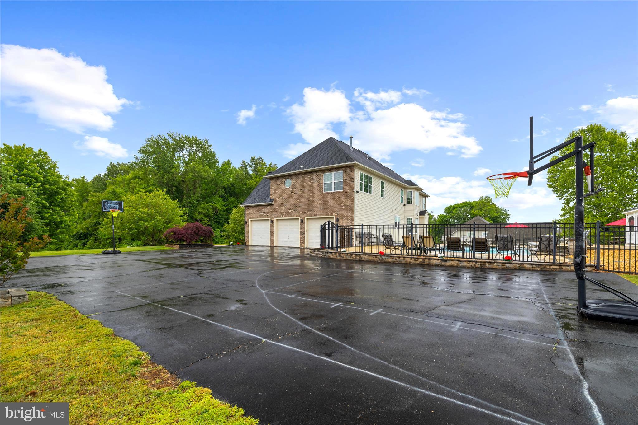 OAKWOOD MANOR - Residential