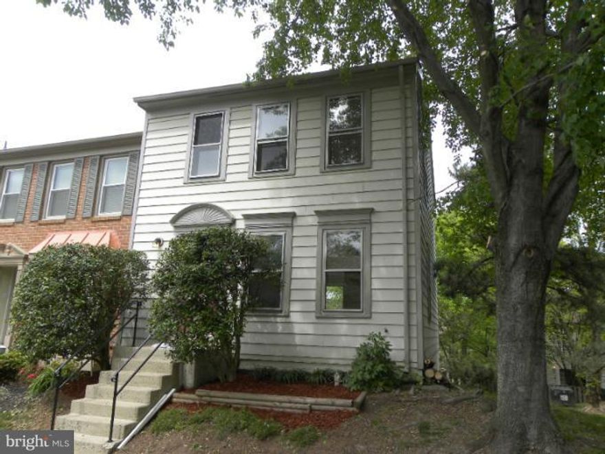 Beautifull End unit TownHouse with New Paint, New Carpet and in Great shape. Huge Rec Room with Fireplace in Basement with walkout. Great Deck and outside area. Close to I-66 and 28. vacant and available for New Tenants. Community swimming Pool and more .... New Paint, Place getting new Carpet and New Stove.