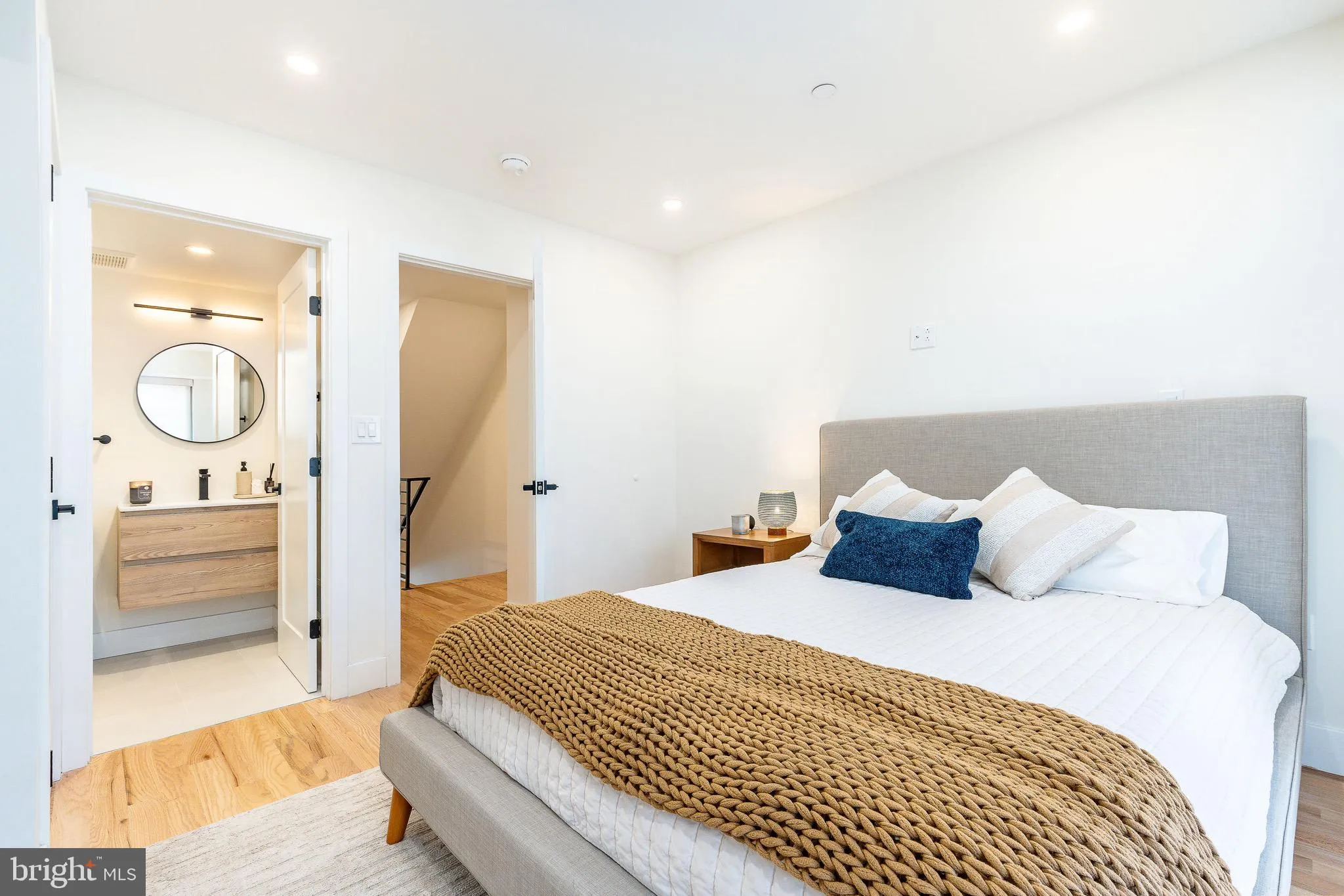 Philadelphia, Pennsylvania 19147, United States, 4 Bedrooms Bedrooms, ,6 BathroomsBathrooms,Residential,Contingent,133272