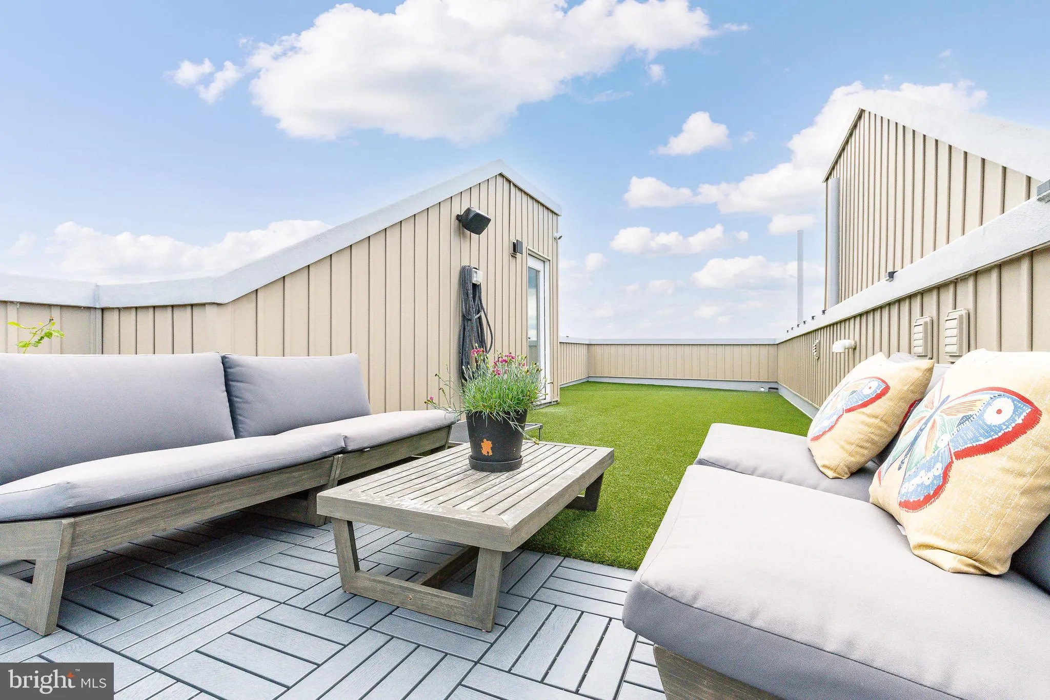 Philadelphia, Pennsylvania 19147, United States, 4 Bedrooms Bedrooms, ,6 BathroomsBathrooms,Residential,Contingent,133272