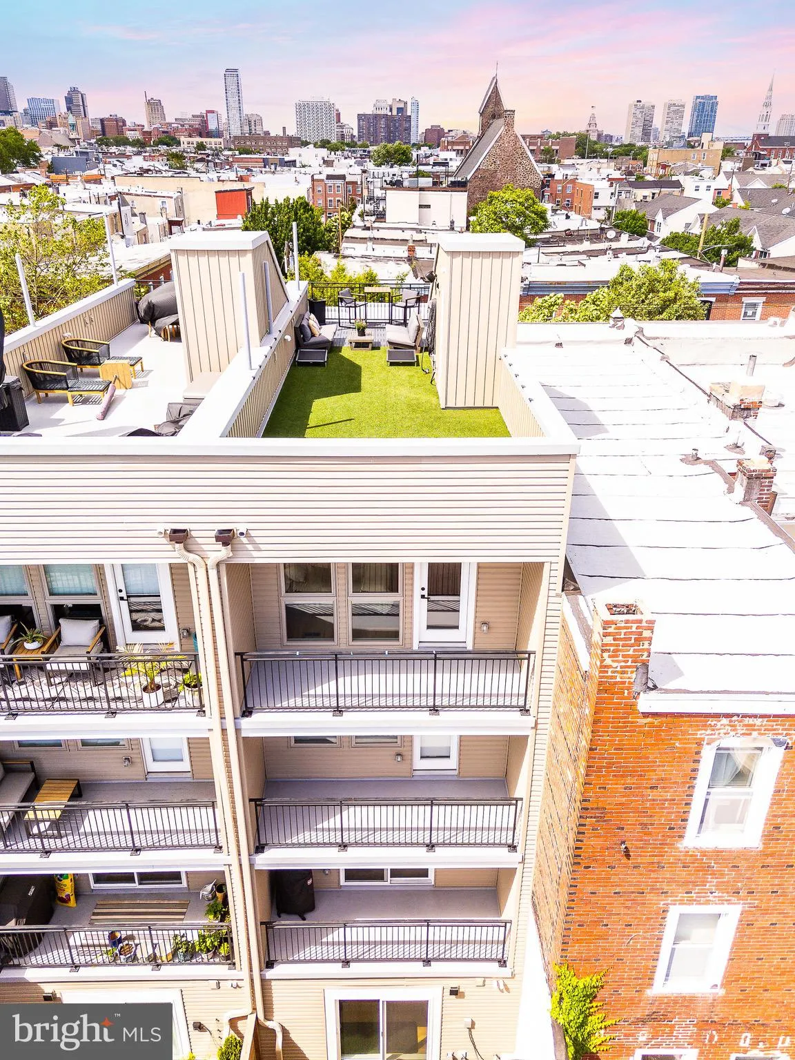 Philadelphia, Pennsylvania 19147, United States, 4 Bedrooms Bedrooms, ,6 BathroomsBathrooms,Residential,Contingent,133272