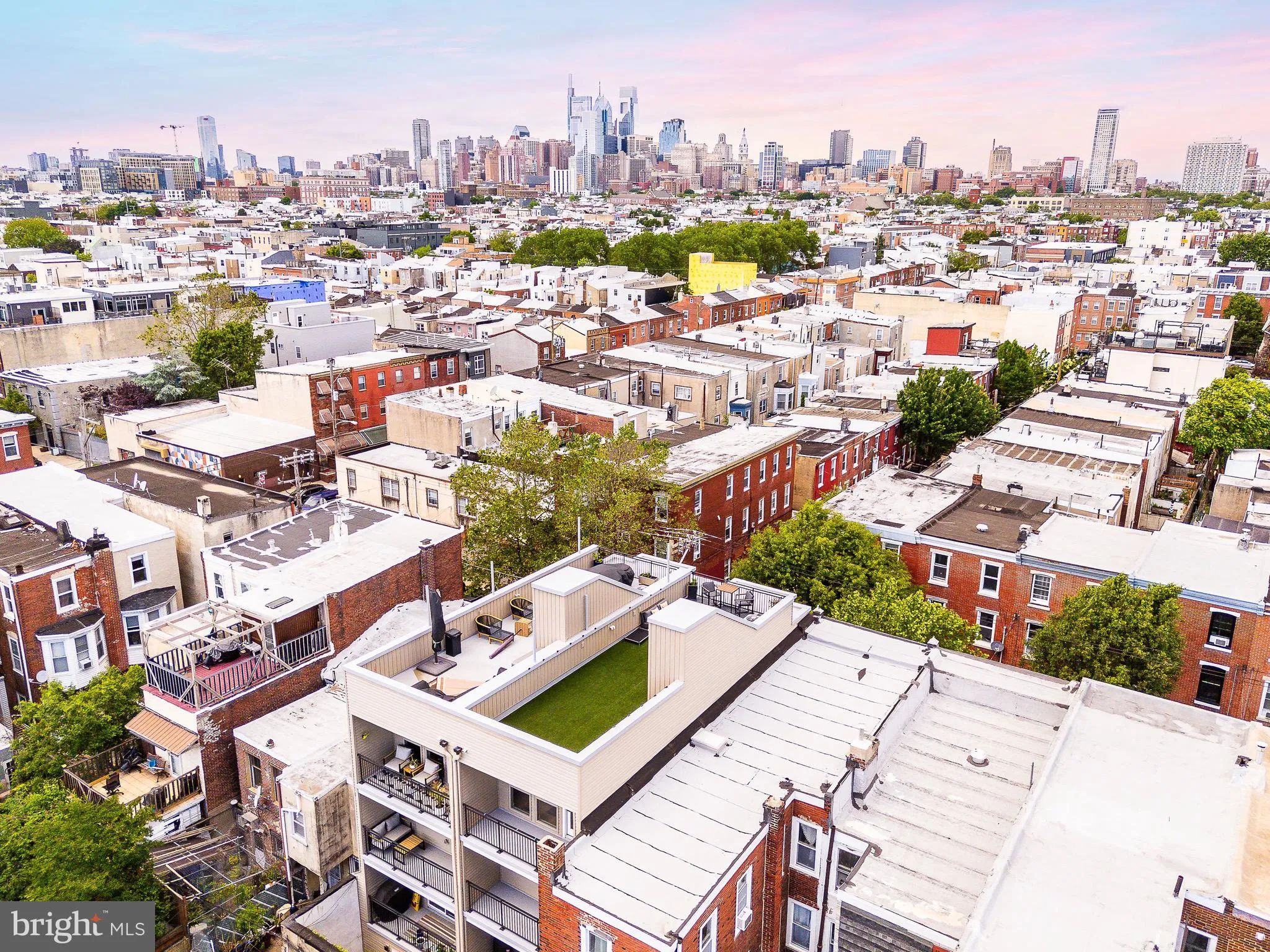 Philadelphia, Pennsylvania 19147, United States, 4 Bedrooms Bedrooms, ,6 BathroomsBathrooms,Residential,Contingent,133272