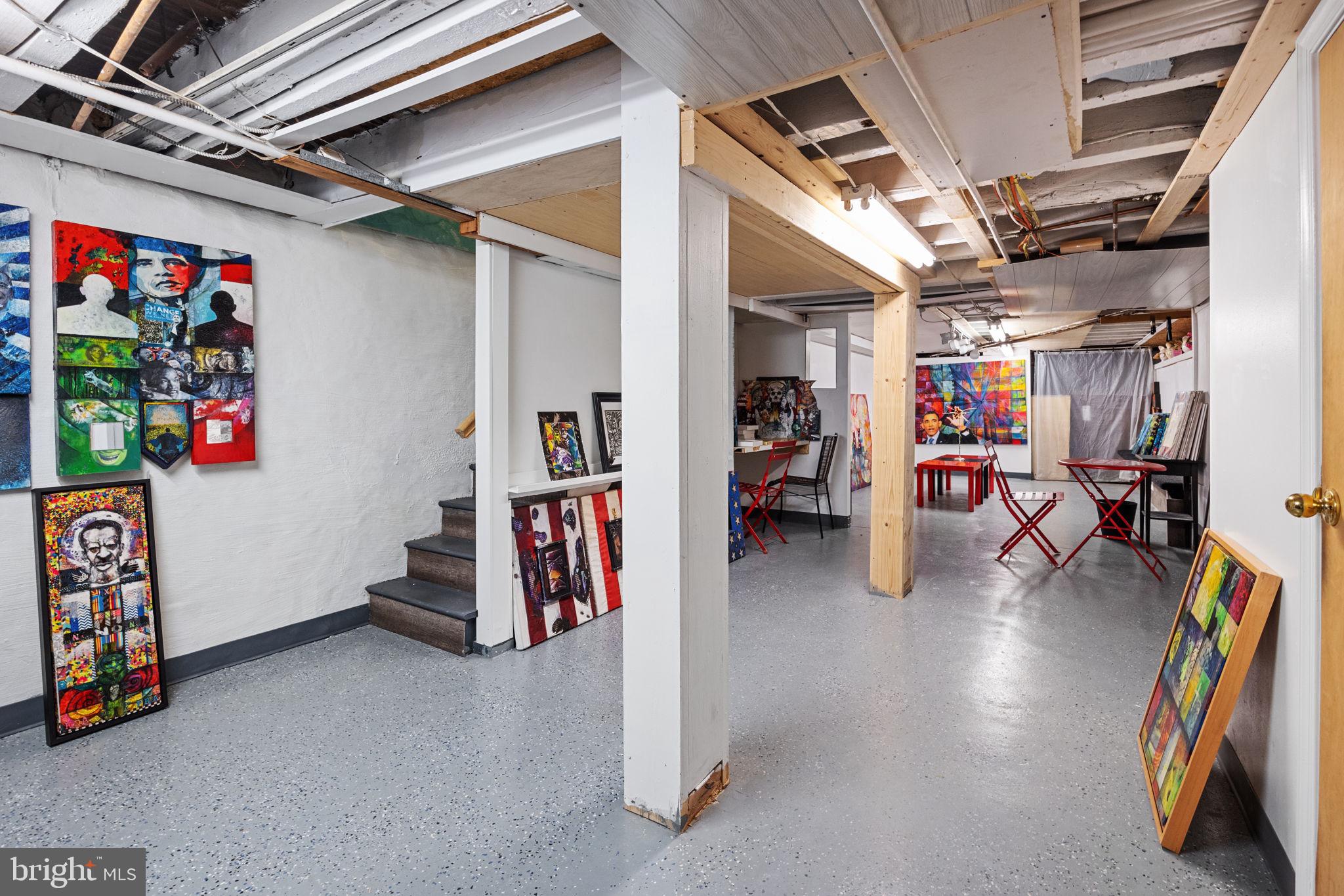 QUEEN VILLAGE - Residential