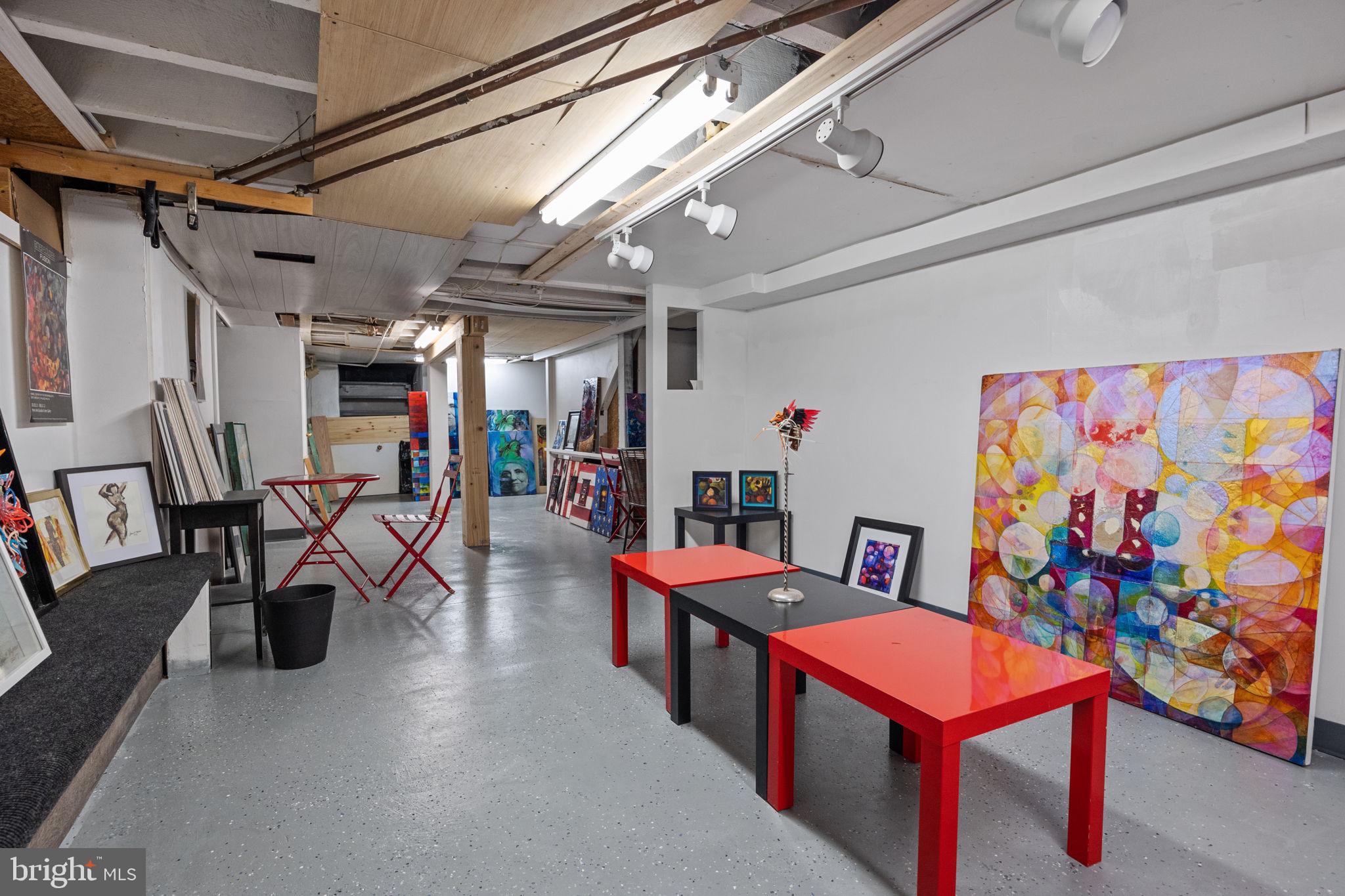 QUEEN VILLAGE - Residential