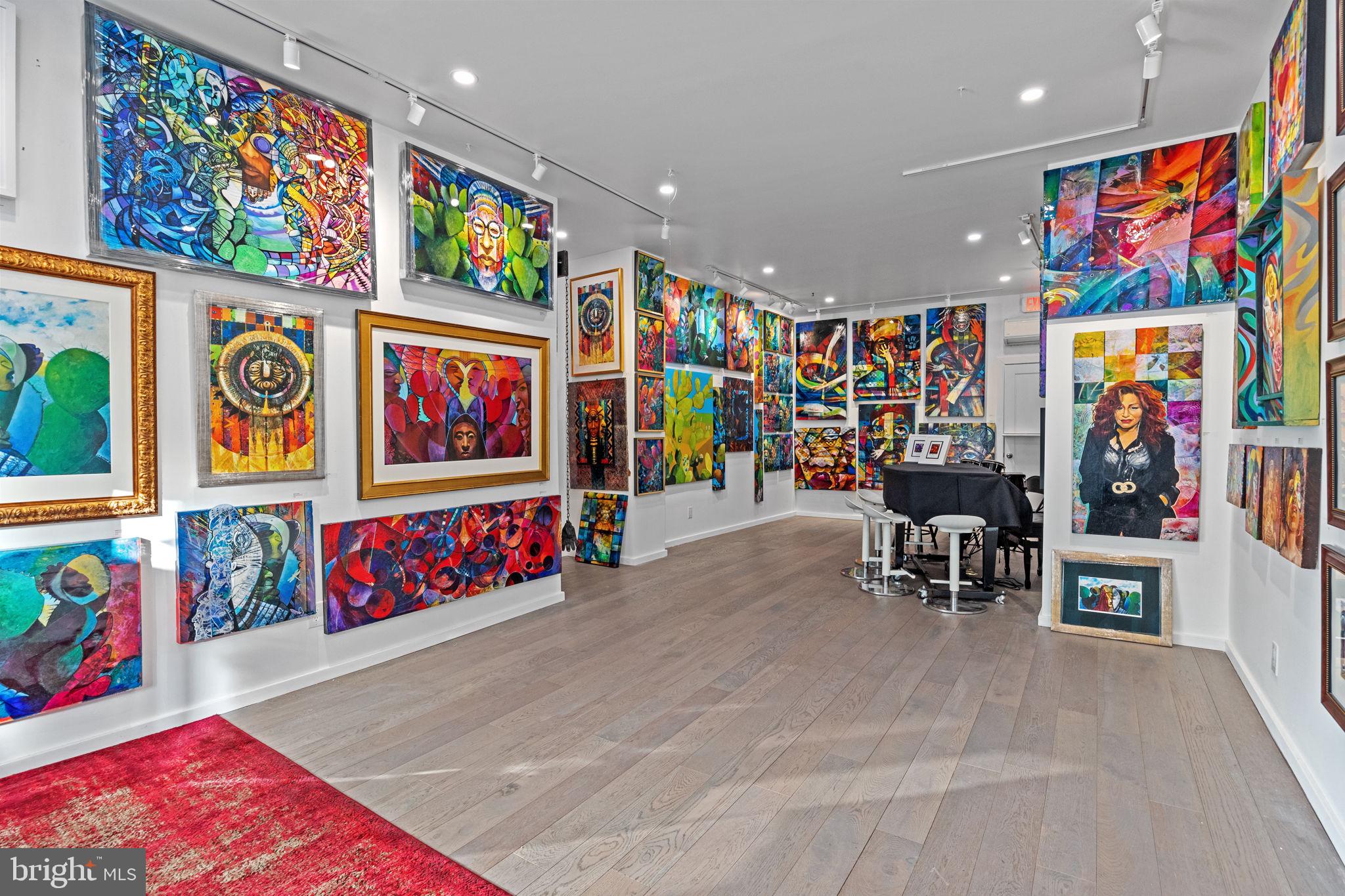 QUEEN VILLAGE - Residential