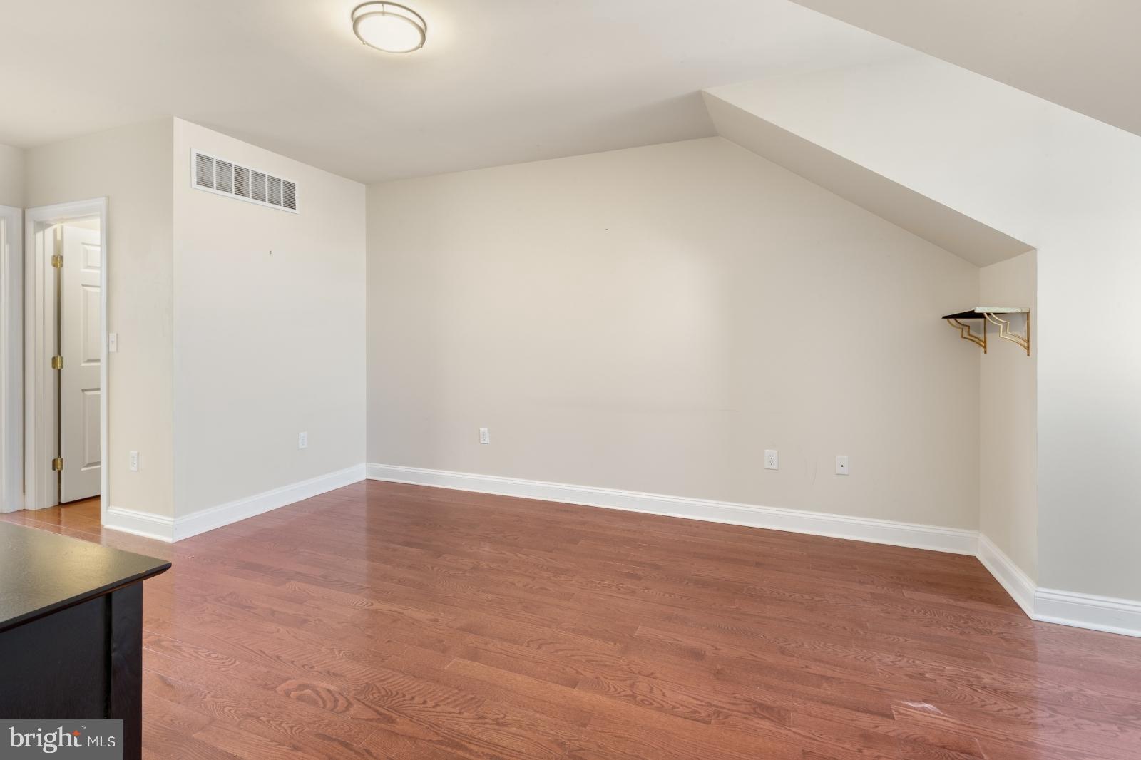 QUEEN VILLAGE - Residential Lease